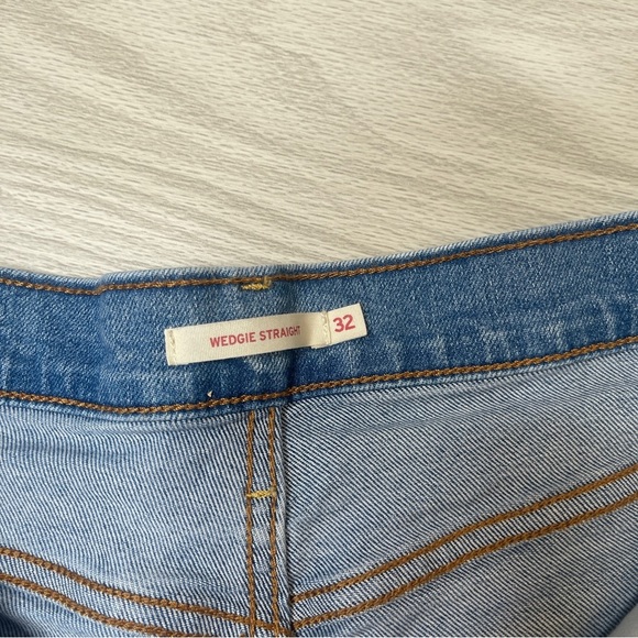 Levi’s Wedgie Straight Button Fly Distressed Knees Light Wash Blue Jeans Size 32 - Picture 8 of 15